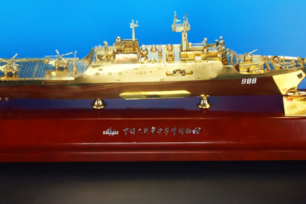 昆仑山号登陆舰：海上登陆的重器与模型艺术的融合